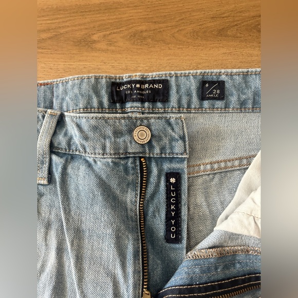 Lucky Brand Woman’s High Rise Mom Jeans – Size 6/28, Light Wash- Like New - Picture 5 of 7